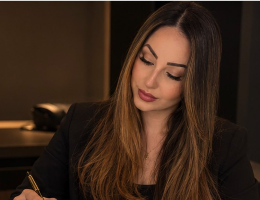 Dra. Bruna Souza analisando documentos
